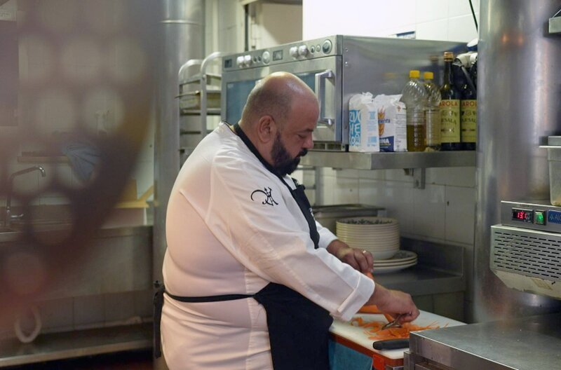 Antoine erforscht das lokale Streetfood Palermos in Begleitung des Chefkochs Ignazio Giunta (im Bild). – Bild: Elephant Doc