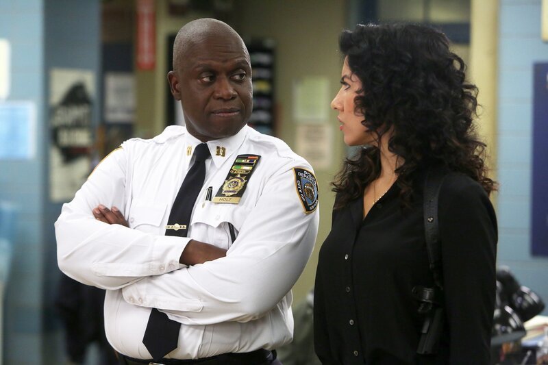 Pictured: (l-r) Andre Braugher as Captain Ray Holt, Stephanie Beatriz as Rosa Diaz – Bild: UNIVERSAL TELEVISION LLC