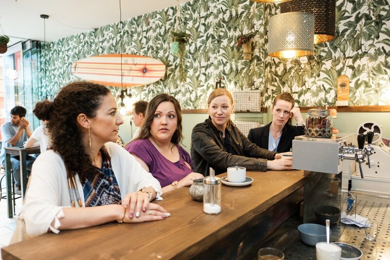 Kayas (Shirin Soraya) Pechsträhne scheint kein Ende zu nehmen. Können Nadine (Sarah Victoria Schalow), Tina (Franziska Arndt, 2.v.r.) und Heike (Katrin Höft, r.) helfen? – Bild: RTL /​ Stefan Behrens /​ Folge 18