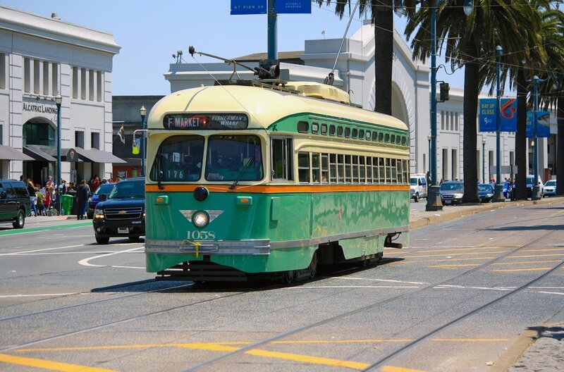 Straßenszene in San Francisco: Die Stadt wird Mitte der 60er zum Ursprungsort der Hippie-Bewegung. – Bild: Kay Siering /​ Kay Siering