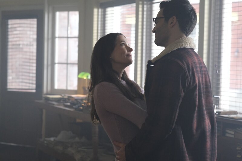 Lois Lane (Bitsie Tulloch, l.); Clark Kent (Tyler Hoechlin, r.) – Bild: The CW Network, LLC. All Rights Reserved /​ and TM DC Warner Bros. Ent. Inc. /​ Bettina Strauss