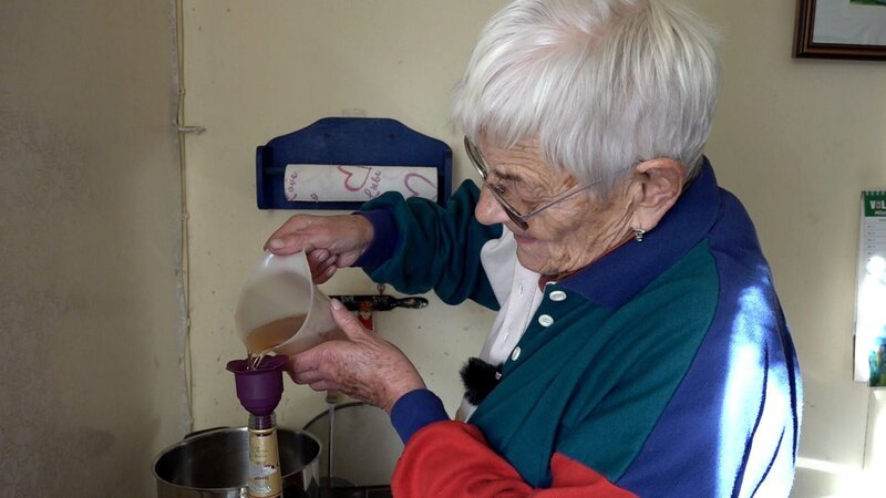 Ingrid widmet sich ihrer Quittenernte. Die 86-Jährige ist nicht nur bekannt als Backkönigin der Gartenanlage, auch ihre Liköre sind bei den Nachbarn sehr beliebt. – Bild: RTLZWEI
