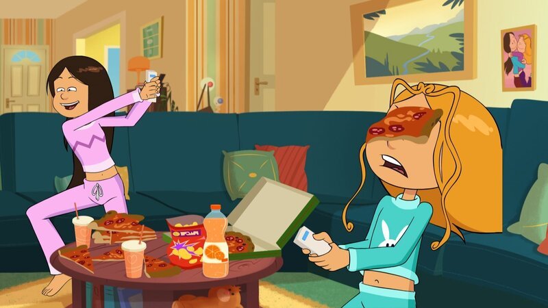 Noch im Schlafanzug, spielen Wendy und Marine ein Videospiel, bei dem Wendy mit allen Mitteln, vor allem mit Wurf-Pizza, Marine besiegen will. – Bild: NDR/​Bamboo Production/​Samka Productions