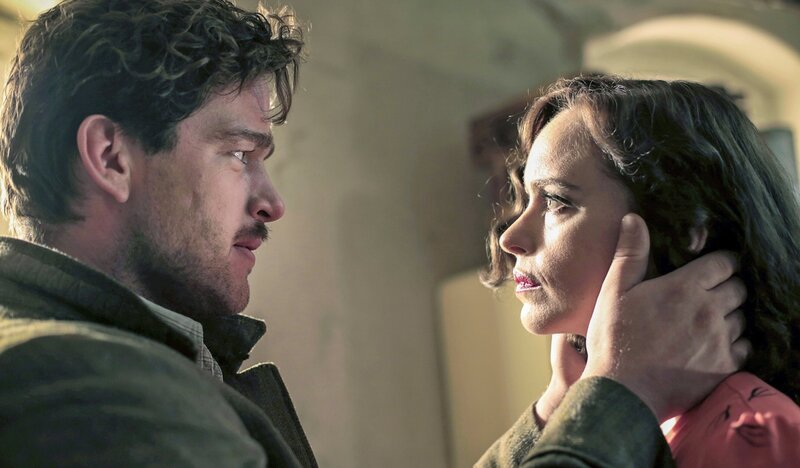 Johnny (Ronald Zehrfeld) verändert Nellys (Nina Hoss) Erscheinungsbild: Als Vorbild dienen ihm die Erinnerungen an seine totgeglaubte Frau. – Bild: Schramm Film/​Christian Schulz