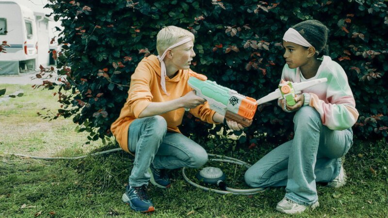 Herman Nysæther Grinde (Theodor), India Dee Kvangarsnes (Noor). – Bild: ORF/​Beta Film/​NRK/​Annicken Aasheim/​Alvilde Naterstad