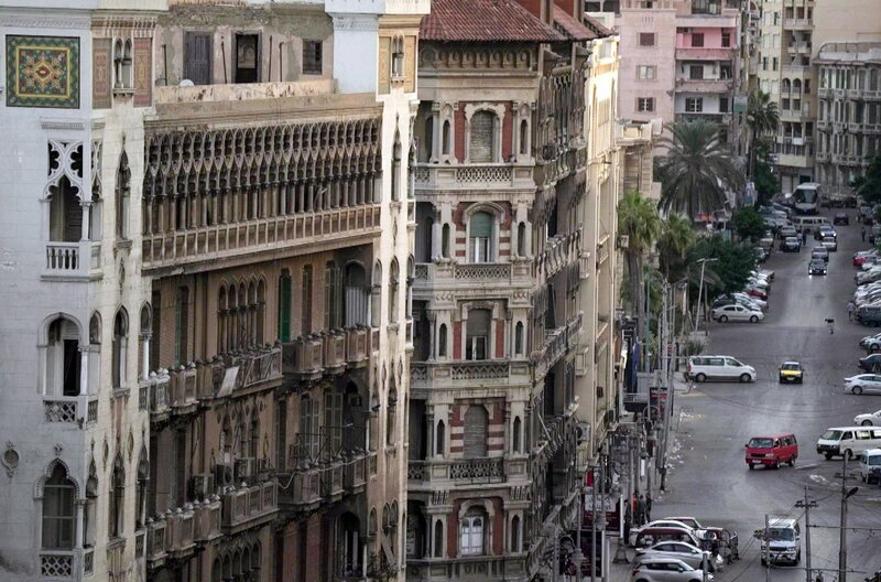 In Alexandria sind alte Lada-Taxis die Könige unter den Antiquitäten. Wie die meisten Autos im Land werden diese Sowjet-Limousinen seit kurzem mit ägyptischem Erdgas betrieben. – Bild: Elephant Doc