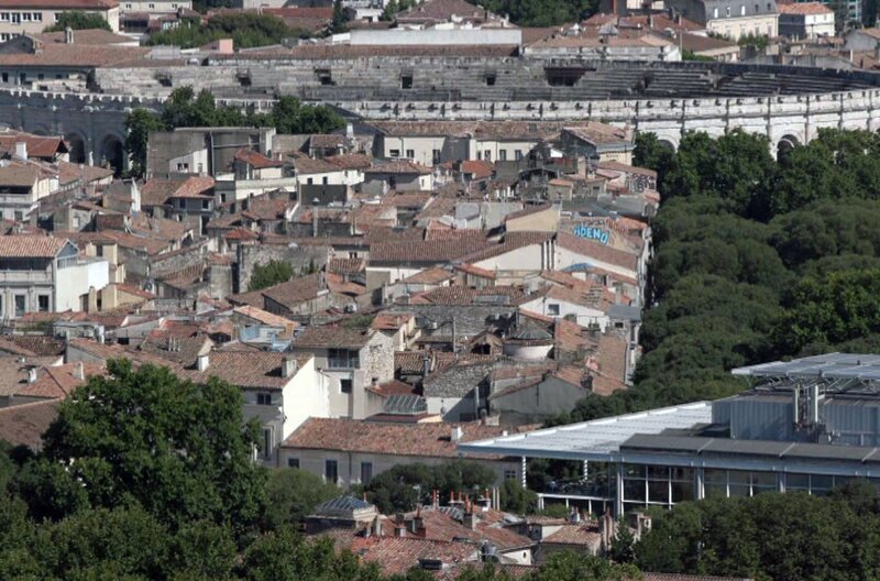 Blick auf Nîmes: Im Hintergrund erkennt man das fast 2.000 Jahre alte römische Amphitheater, in dem noch heute Konzerte stattfinden. – Bild: Elephant Doc /​ Elephant Doc