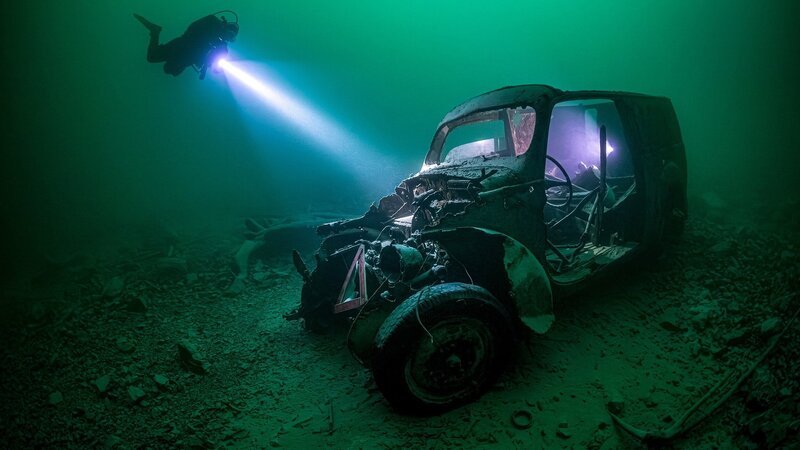 Autowrack im Alatsee – Bild: SRF/​nautilusfilm/​Tobias Friedrich /​ Tobias Friedrich