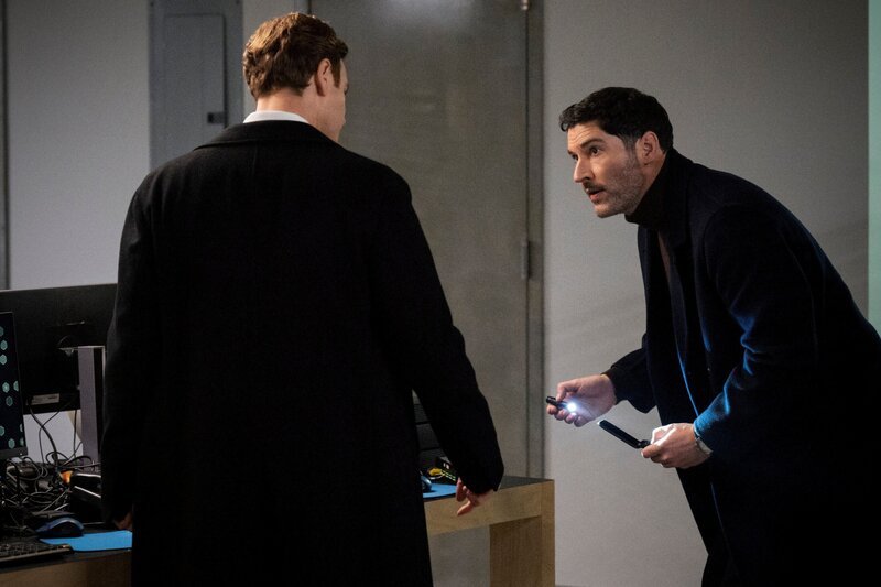 Pictured: Tom Ellis as CIA Case Officer Colin Glass – Bild: Mark Schafer /​ CBS /​ Paramount /​ CBS Studios Inc. All Rights Reserved.