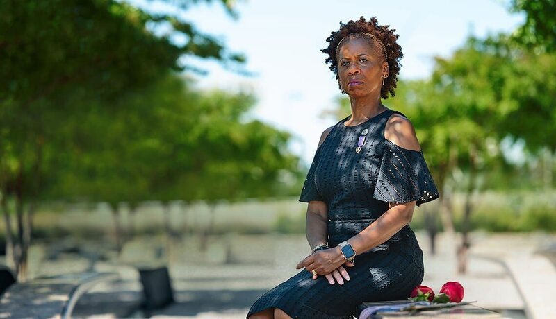 Retired Army Col. Marilyn Wills sits on a bench at the Pentagon 9/​11 Memorial with her purple heart award. Wills was working at the Pentagon on 9/​11. (Cheriss May, Ndemay Media Group) – Bild: Cheriss May, Ndemay Media Group
