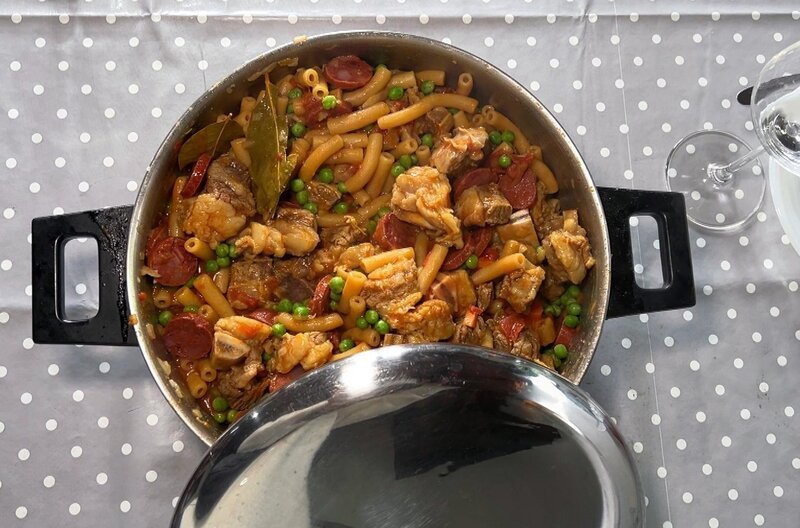 In Porto Moniz wird Makkaroni mit geschmortem Rindfleisch, Chorizo, Erbsen und im Ragout gegarten Nudeln serviert. – Bild: ARTE F /​ Elephant Doc