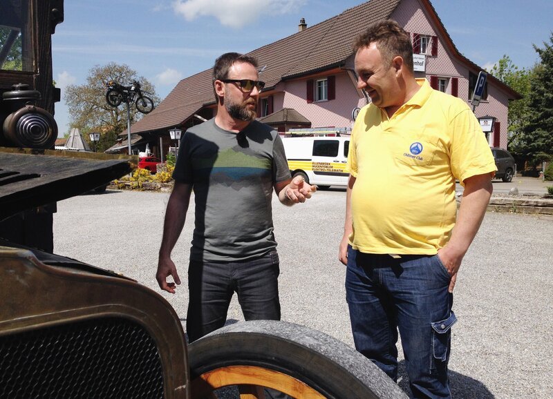 SRF bi de Lüt Wunderland – Seerücken TG Staffel 7, Episode 1 Nik Hartmann und Thomas Kugler: Thomas Kugler ist Fahrzeugexperte vom Saurer Museum und zeigt Nik wie man den Caminhao, ein alter Lastwagen, fährt. – Bild: Copyright SRF
