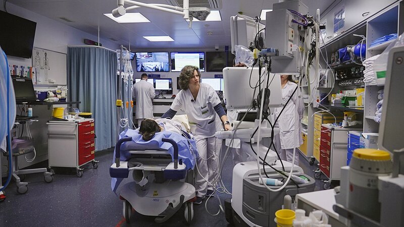 Notfallärztin Elke Schmidt mit einer Patientin in der Notfallstation. – Bild: SRF