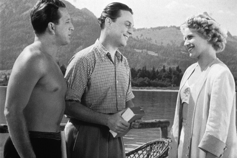 „Kleiner Schwindel am Wolfgangsee“, Am 9. Juni feiert die, als Rösslwirtin an der Seite von Peter Alexander legendär gewordene, Waltraut Haas ihren 90. Geburtstag. Im turbulenten Lustspiel „Kleiner Schwindel am Wolfgangsee“ verschlägt es Waltraud Haas zehn Jahre vor dem legendären „Im weißen Rössl“ das erste Mal an den Wolfgangsee.Dem jungen Studenten Walter stehen turbulente Sommerferien am Wolfgangsee bevor. Sein Onkel, ein viel beschäftigter Hotelbesitzer, ahnt nicht, dass sich sein Neffe statt dem vereinbarten Medizinstudium der Bildhauerei verschrieben hat. Busenfreund Peter, seines Zeichens frisch gebackener Arzt, soll Walter nun aus der Patsche helfen. Im Nu sind die Rollen getauscht, was unweigerlich zu Komplikationen führt.Mit: Hans Holt, Waltraut Haas, Gunther Philipp, Regie: Franz Antel, Ö: 1949.Im Bild (v.li.): Gunther Philipp, Hans Holt, Waltraut Haas. SENDUNG: ORF3 – SO – 03.05.2020–18:35 UHR. – Veroeffentlichung fuer Pressezwecke honorarfrei ausschliesslich im Zusammenhang mit oben genannter Sendung oder Veranstaltung des ORF bei Urhebernennung. – Bild: ORF/Taurus „Kleiner Schwindel am Wolfgangsee“, Am 9. Juni feiert die, als Rösslwirtin an der Seite von Peter Alexander legendär gewordene, Waltraut Haas ihren 90. Geburtstag. Im turbulenten Lustspiel „Kleiner Schwindel am Wolfgangsee“ verschlägt es Waltraud Haas zehn Jahre vor dem legendären „Im weißen Rössl“ das erste Mal an den Wolfgangsee.Dem jungen Studenten Walter stehen turbulente Sommerferien am Wolfgangsee bevor. Sein Onkel, ein viel beschäftigter Hotelbesitzer, ahnt nicht, dass sich sein Neffe statt dem vereinbarten Medizinstudium der Bildhauerei verschrieben hat. Busenfreund Peter, seines Zeichens frisch gebackener Arzt, soll Walter nun aus der Patsche helfen. Im Nu sind die Rollen getauscht, was unweigerlich zu Komplikationen führt.Mit: Hans Holt, Waltraut Haas, Gunther Philipp, Regie: Franz Antel, Ö: 1949.Im Bild (v.li.): Gunther Philipp, Hans Holt, Waltraut Haas. SENDUNG: ORF3 – SO – 03.05.2020–18:35 UHR. – Veroeffentlichung fuer Pressezwecke honorarfrei ausschliesslich im Zusammenhang mit oben genannter Sendung oder Veranstaltung des ORF bei Urhebernennung. – Bild: ORF/Taurus