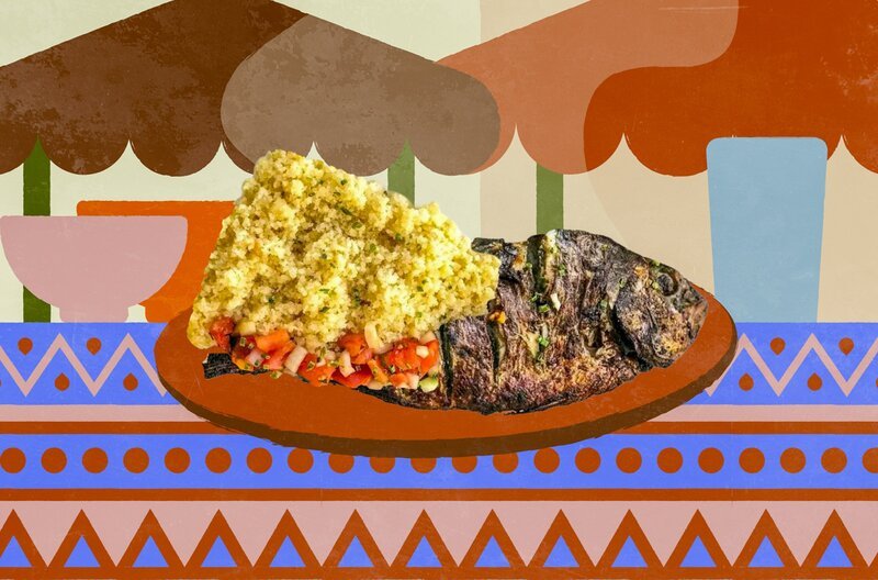 Attiéke ist ein Gericht aus Maniokgrieß mit Fisch und Gewürzen. Das Streetfood wird in Abidjan, Elfenbeinküste, zu jeder Tageszeit genossen. – Bild: Elephant Doc
