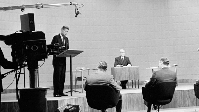 John F. Kennedy (links) und Richard Nixon beim ersten im Fernsehen übertragenen TV-Präsidentschaftsduell der US-Geschichte am 26. September 1960 in Chicago. – Bild: ORF/​france.tv distribution/​2P2L /​ French Cancan – 2022