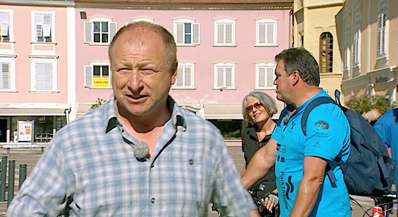Harry Prünster mit Radfahrern in Bad Radkersburg. – Bild: ORF