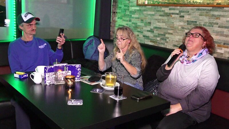 Eva hat Carmen und Dieter zu einem Abend in der Karaokebar überredet. Anfangs noch zurückhaltend trällert das Trio bald ein Duett nach dem nächsten.. – Bild: RTLZWEI