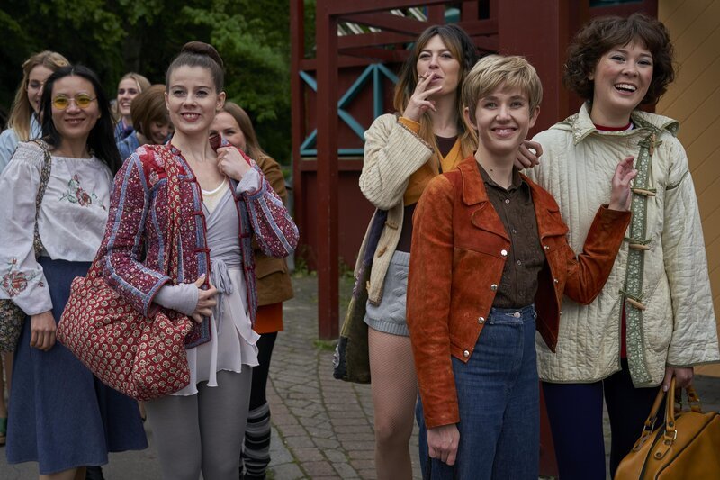 (vorne v.l.n.r.) Åse (Coco Hjardemaal); Henny (Rebecca Rønde Kiilerich); Joy (Marie Reuther); Marianne (Eva Jin) – Bild: Tine Harden