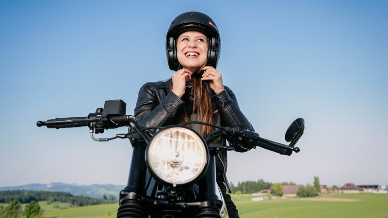 Moderatorin Mira Weingart – Bild: SRF/​Valeriano di Domenico