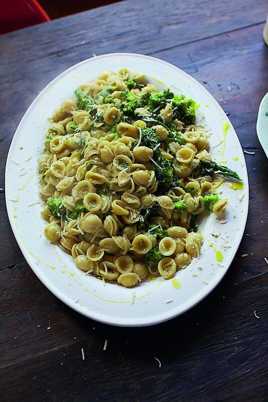 Diesmal bereitet Jamie Oliver eines seiner Lieblings-Pastagerichte zu: Orecchiette mit jungem, violettem Brokkoli und normalem Brokkoli in einer leichten, würzigen Sauce mit Zitronenthymian. – Bild: DAVIDLOFTUS