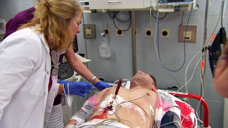 Das Rettungsteam bringt einen Patienten in die Notaufnahme, aus dessen Bauch ein Messer ragt. Im Laufe seiner Behandlung kommt heraus, dass er vor seiner Frau ein Geheimnis hütet, welches nicht nur ihn in Lebensgefahr gebracht hat. – Bild: RTLZWEI