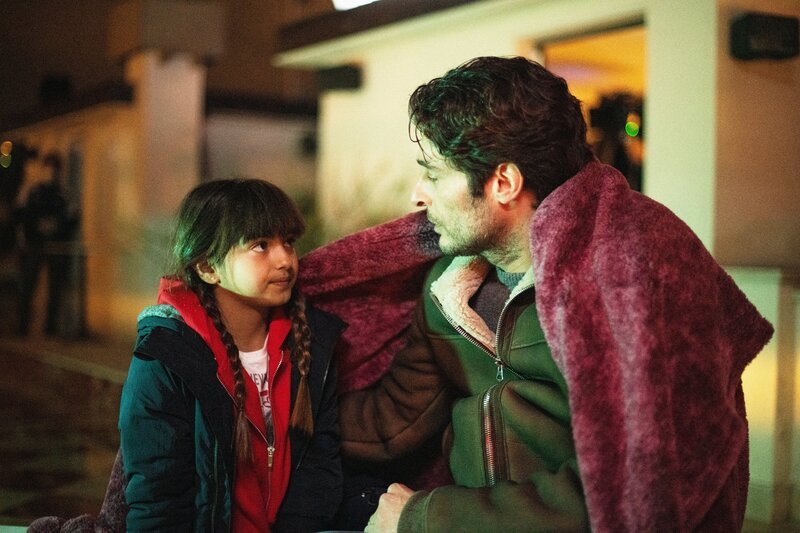 Luca (Lino Guanciale) spricht liebevoll mit seiner jüngeren Tochter Camilla (Azzurra Merenda). – Bild: Fremantle Distribution