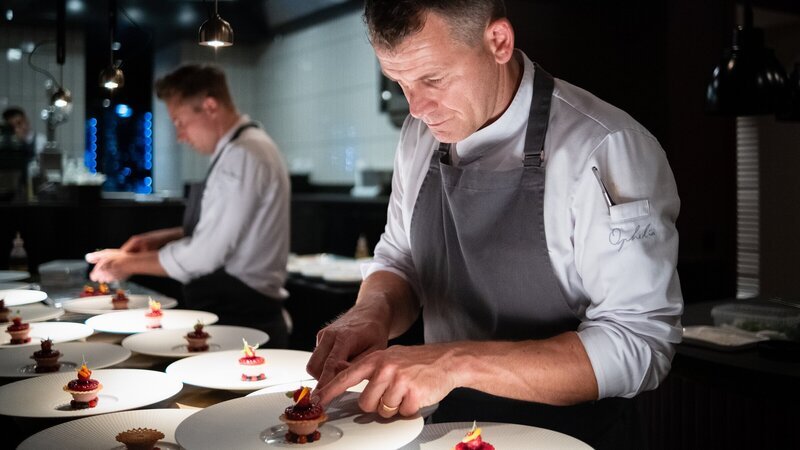 Dirk Hoberg (re.), Küchenchef des Gourmetrestaurants Ophelia in Konstanz, stellt sich der Herausforderung einer offenen Küche. Die Gäste können jeden Handgriff, jedes Wort verfolgen, was die Teamarbeit umso wichtiger macht. – Bild: 3sat