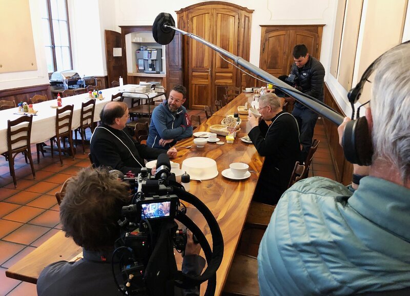 Frühstück im Kloster mit Pater Cyrille und Pater Thomas – Bild: SRF