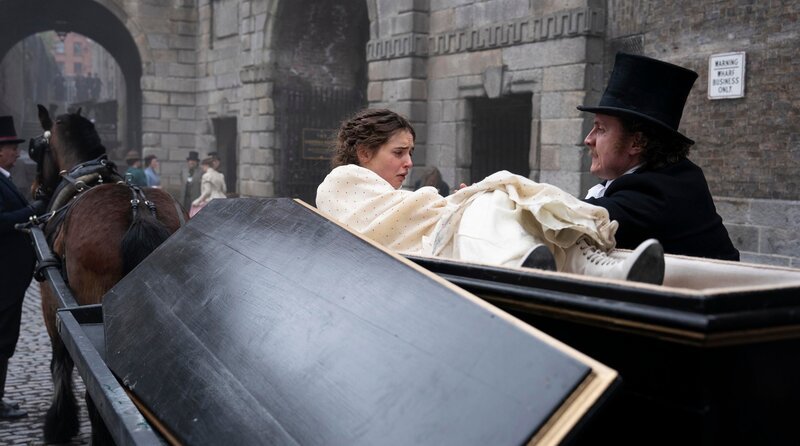 Clara Anderson (Gia Hunter, l.) und Pinkerton Detective (Charlie Kranz, r.). – Bild: WDR/​Albion Television Ltd