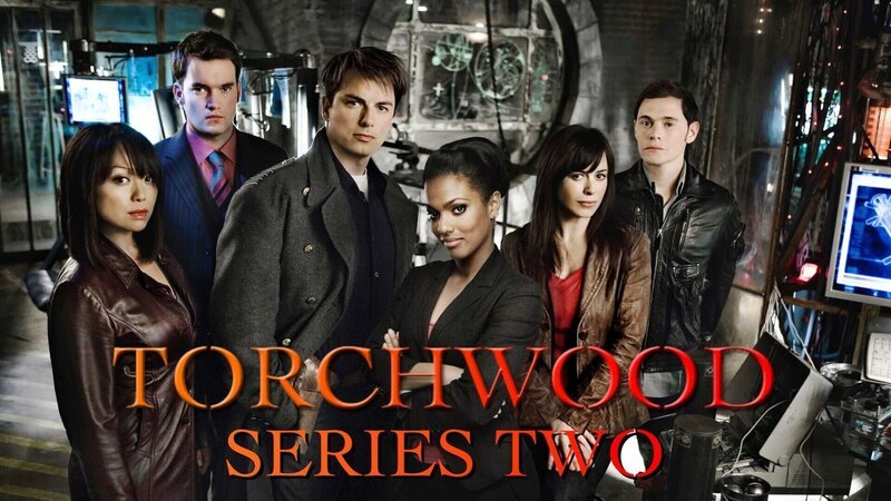 v.r.n.l. Owen (Burn Gorman), Gwen (Eve Myles), Martha Jones (Freema Agyeman), Captain Jack (John Barrowman), Ianto (Gareth David-Lloyd) und Tosh (Naoko Mori) – Bild: BBC One
