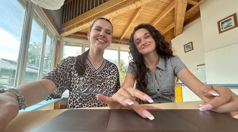 Vlera (r., 19 J.) trägt früh Verantwortung: übersetzen, Behörden, Familie. Heute entwickelt sie mit ihrem Team ein Start-up. Was treibt sie an? – Host Helena (l.) und Protagonistin Vlera (r.) – Bild: WDR/​WeAreEra, honorarfrei