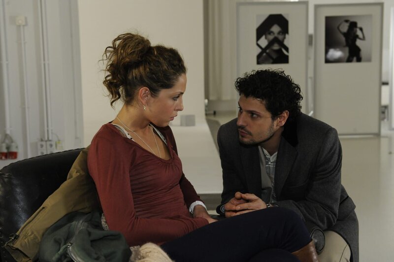 Nina (Maria Wedig, l.) erkennt, was Bernd Luca (Manuel Cortez, r.) bedeutet … – Bild: SAT.1