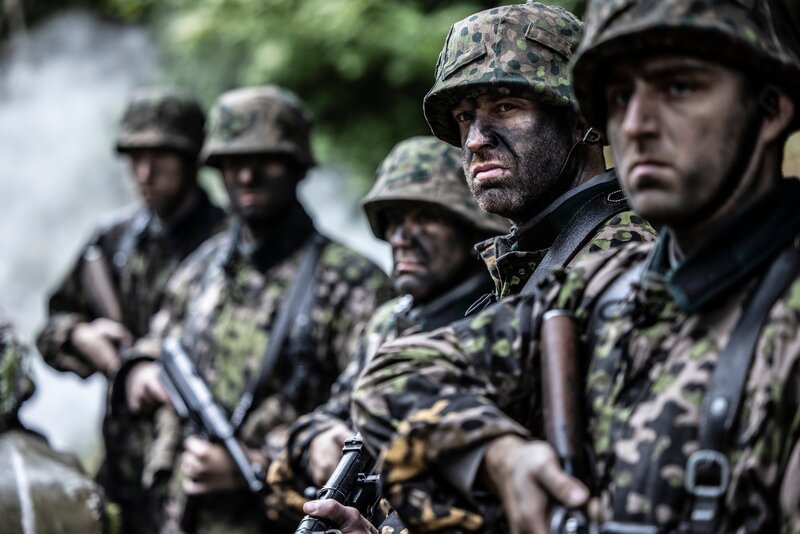 HISTORISCHE NACHSTELLUNG – Angehörige der 2. Panzerdivision bereiten sich auf den Angriff vor. (Bildnachweis: HLS6 Productions Ltd./​Sean F. White) – Bild: HLS6 Productions Ltd. /​ Sean F. White