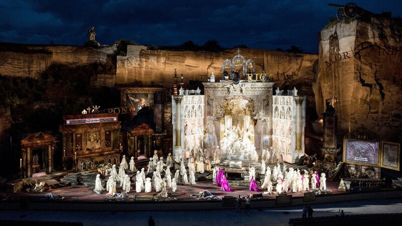 Oper „Tosca“ aus dem Steinbruch St. Margarethen mit Joyce El-Khoury als Tosca, Yongzhao Yu als Cavaradossi und Gevorg Hakobyan als Scarpia. Das Bühnenbild ist von Thaddeus Strassberger und die Kostüme sind von Giuseppe Palella. – Bild: 3sat Oper „Tosca“ aus dem Steinbruch St. Margarethen mit Joyce El-Khoury als Tosca, Yongzhao Yu als Cavaradossi und Gevorg Hakobyan als Scarpia. Das Bühnenbild ist von Thaddeus Strassberger und die Kostüme sind von Giuseppe Palella. – Bild: 3sat
