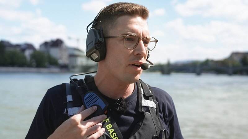 Berufsfeuerwehr Basel. Gefreiter Ivan Wallimann bei einem Einsatz auf dem Rhein in Basel. – Bild: SRF