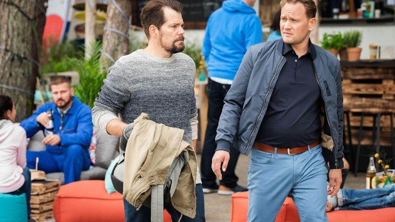 Belastende Vorwüfe gegen Leon (Daniel Fehlow, l.): Polizei-Komissar Piet (Adrian Spielbauer) führt ihn ab. – Bild: RTL /​ Florian Reick