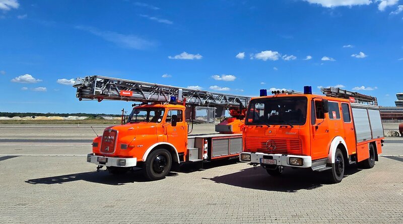 Drehleiter aus den 80er Jahren und Löschfahrzeug aus den 90er Jahre. – Bild: rbb/Berliner Feuerwehr Drehleiter aus den 80er Jahren und Löschfahrzeug aus den 90er Jahre. – Bild: rbb/Berliner Feuerwehr