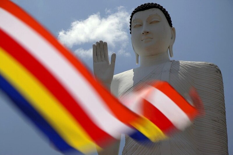 Eine Buddhastatue begrüßt die Lowtech-Enthusiasten nahe dem Gokana-Tempel in Trincomalee auf Sri Lanka. – Bild: FL Concepts & Co. /​ ARTE France
