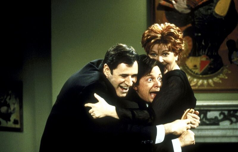 Paul (Richard Kind, l.), Mike (Michael J. Fox, M.) und Nikki (Connie Britton, r.) sind überaus glücklich … – Bild: ProSieben Media AG