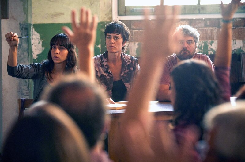 Nùria (Roser Vilajosana), Mariona (Anna Alarcón) und Kevin (biel Duran, v.l.) stimmen ab über das weitere Vorgehen, nachdem ein sexueller Übergriff innerhalb der Colla gemeldet wurde. – Bild: SWR/​Distinto Films/​Quim Vives