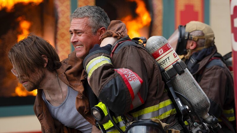 Gerettet: Taylor Kinney (M.) als Kelly Severide – Bild: SRF/​2025 NBC Universal