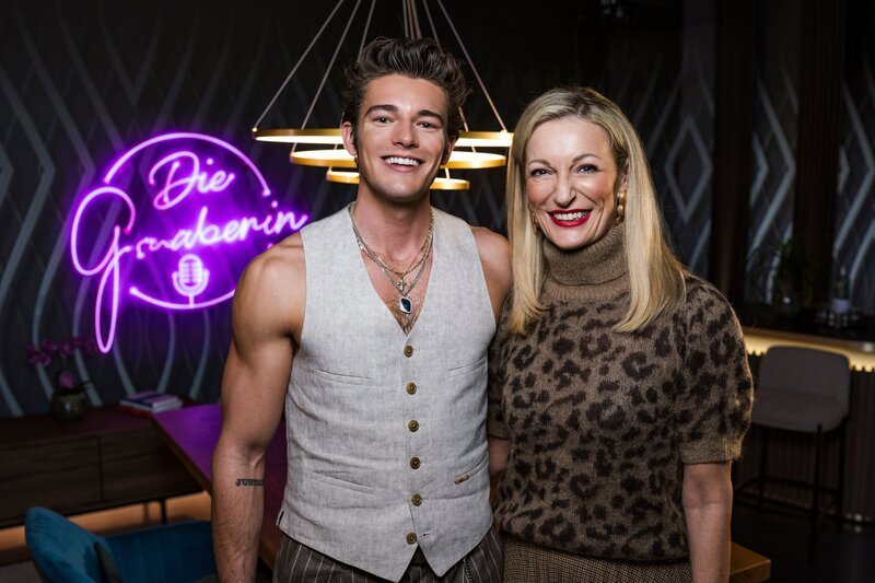 Monika Gruber und Peter Mairhofer – Bild: ServusTV /​ Sebastian Marko