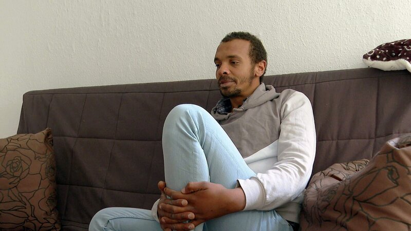 Benny bekommt nach sieben Jahren auf der Straße endlich eine Wohnung. Kurz darauf gelingt es ihm auch, einen der begehrten Plätze im Substitutionsprogramm zu bekommen. – Bild: RTLZWEI