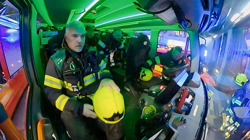 Berufsfeuerwehr Basel. Thomas Meyer, Wachtmeister Berufsfeuerwehr Basel, und sein Team brechen zu einem Einsatz auf. – Bild: SRF