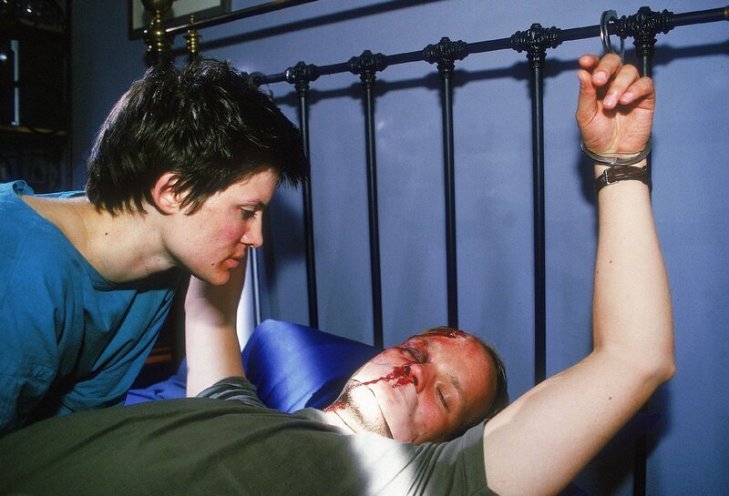 Martina (Judith Sehrbrock), die von Dr. Stein (Atto Suttarp) entführt wurde, konnte ihn nun ihrerseits überwältigen und fesselt ihn ans Bett – Bild: RTL