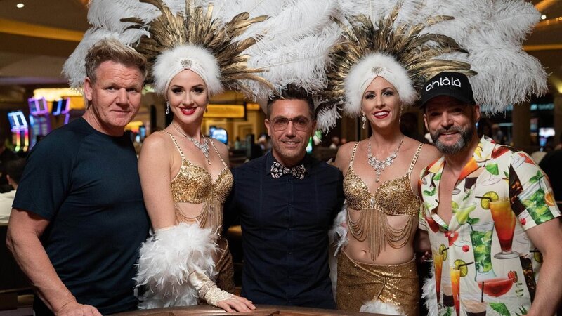 Von links: Gordon Ramsay, unbekannte Person, Gino D’Acampo, unbekannte Person und Fred Sirieix – Bild: TVNOW /​ Studio Ramsay and all3media international