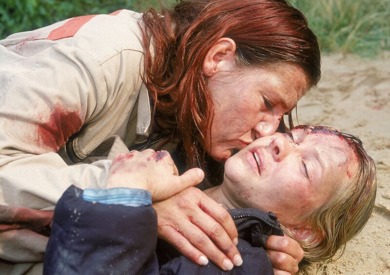 Walter (Katy Karrenbauer, oben) und Bea (Sonia Farke) – Bild: MG RTL D