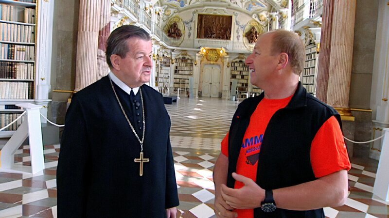 Harry Prünster im Gespräch mit Abt Bruno Hubl in Stift Admont. – Bild: ORF