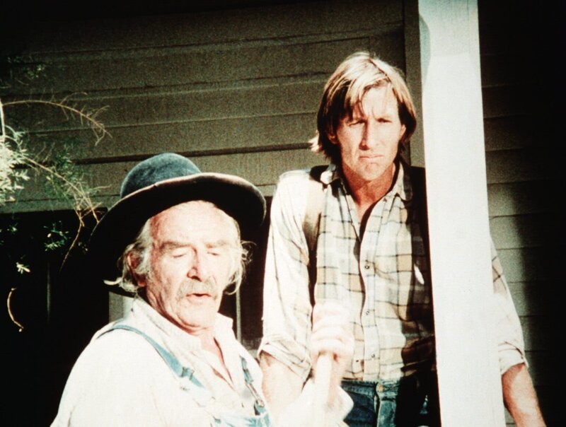 Sam Walton (Will Geer, l.) erklärt seinem jüngeren Verwandten Ham Denby (Warren Vanders, r.) wie es in Waltons Mountain zugeht. – Bild: Sat.1 Gold
